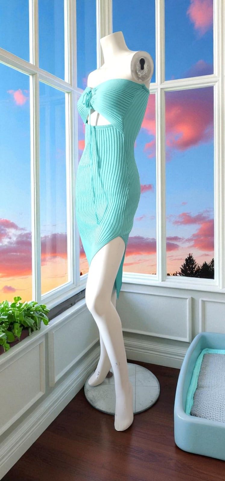 Vestido al pecho con abertura en la pierna