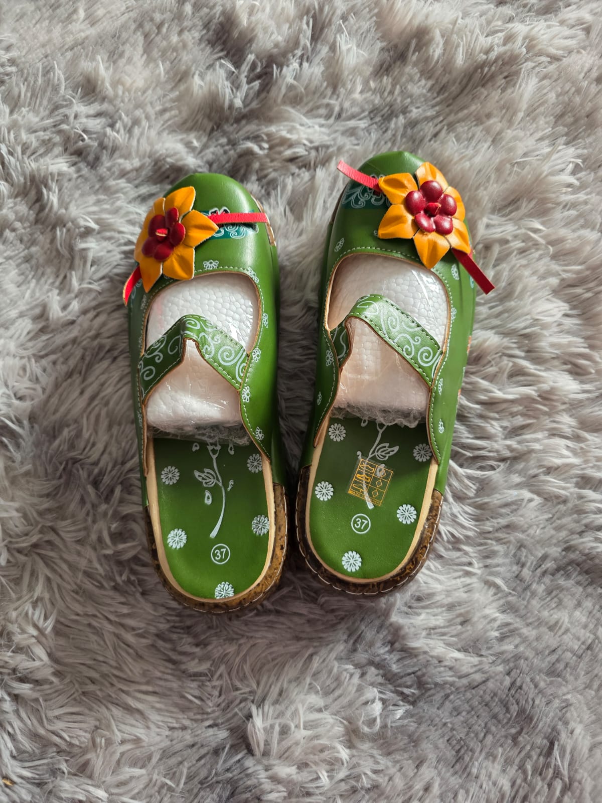 (Calzado) Sandalias tipo zuecos con diseño floral