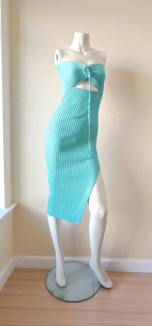 Vestido al pecho con abertura en la pierna