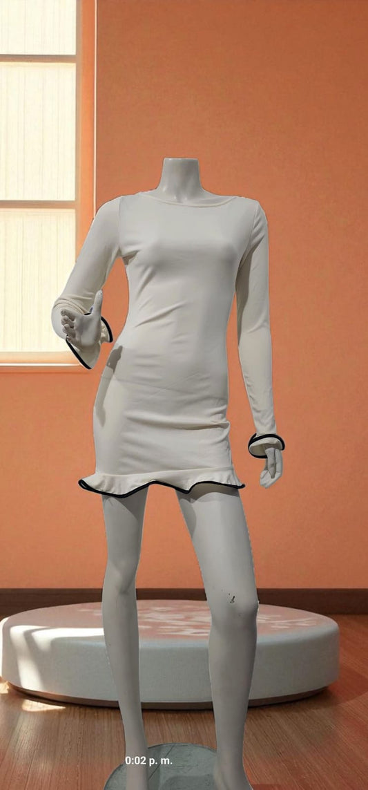 Vestido de manga larga con un pequeño volante