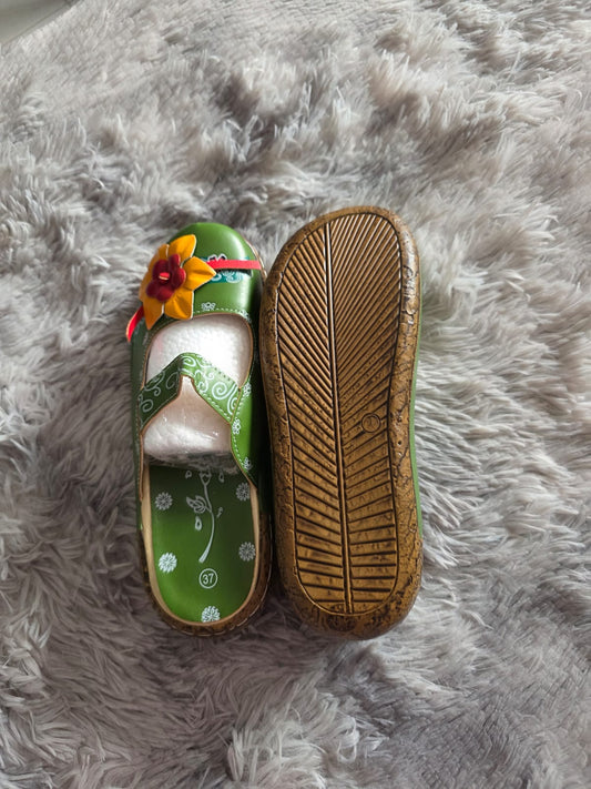 (Calzado) Sandalias tipo zuecos con diseño floral