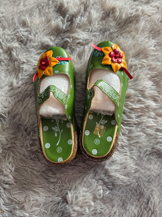 (Calzado) Sandalias tipo zuecos con diseño floral
