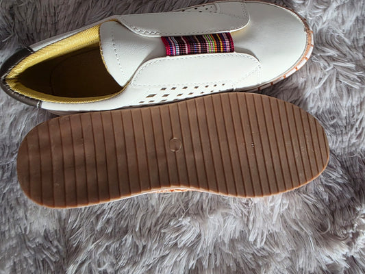 (Calzado) Zapatilla Blanca Con Detalle Étnico