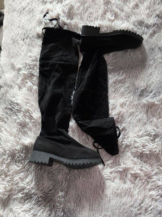(Calzado) Botas Negras con suela de track